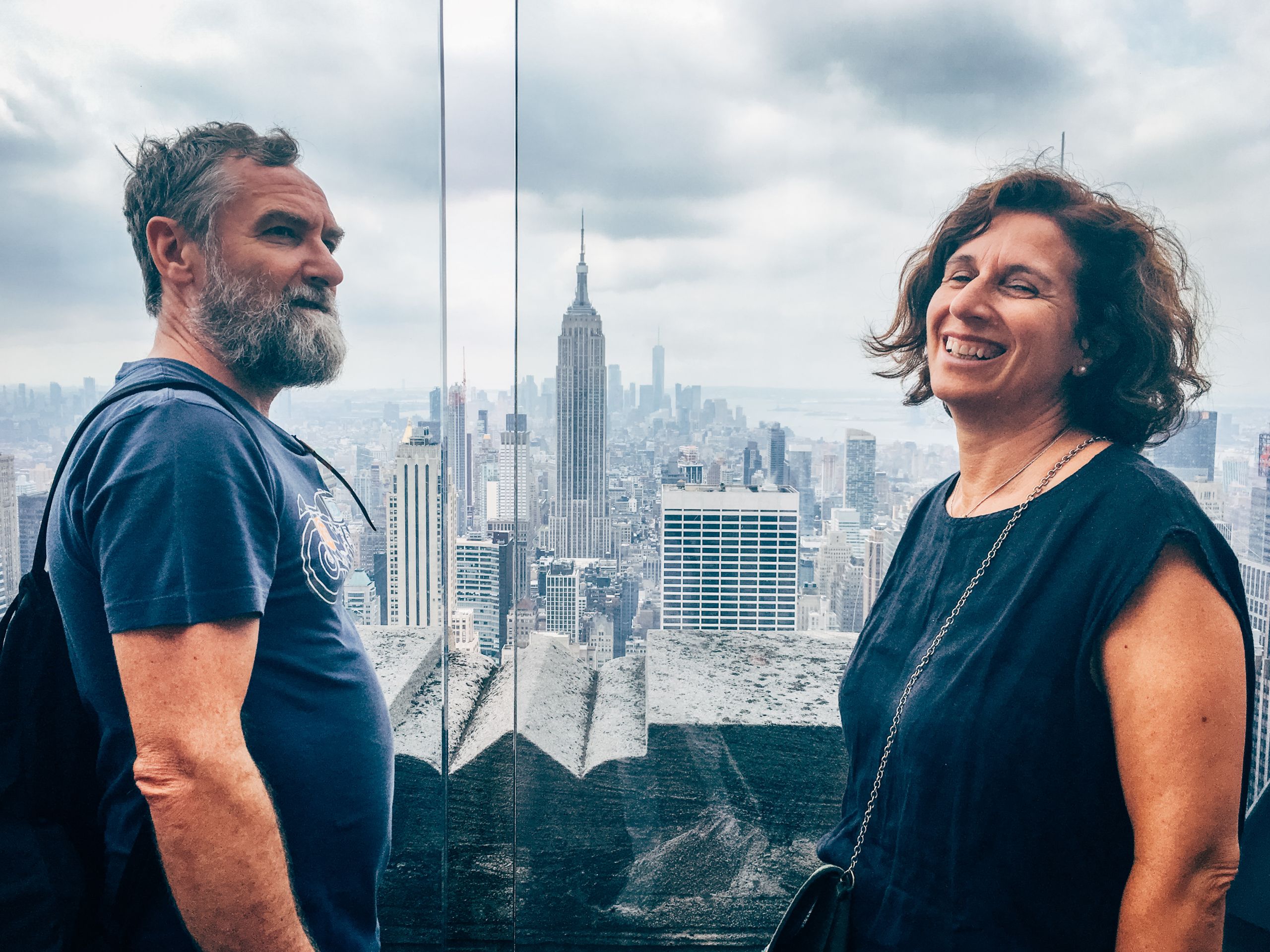 Due persone che osservano lo skyline di Manhattan in una giornata limpida.